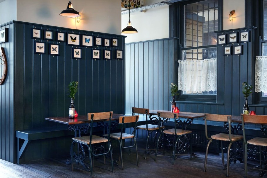 Черный профнастил в интерьере