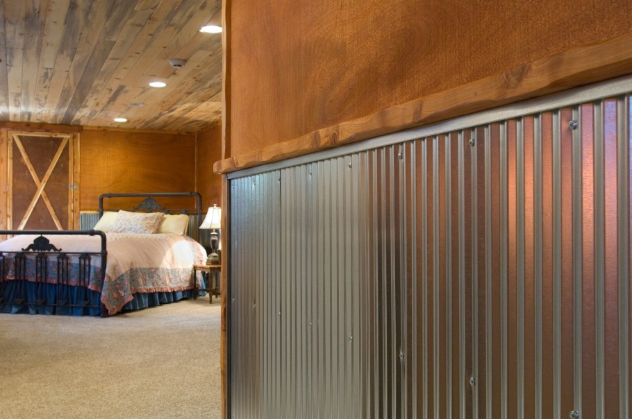 Профнастил в интерьере