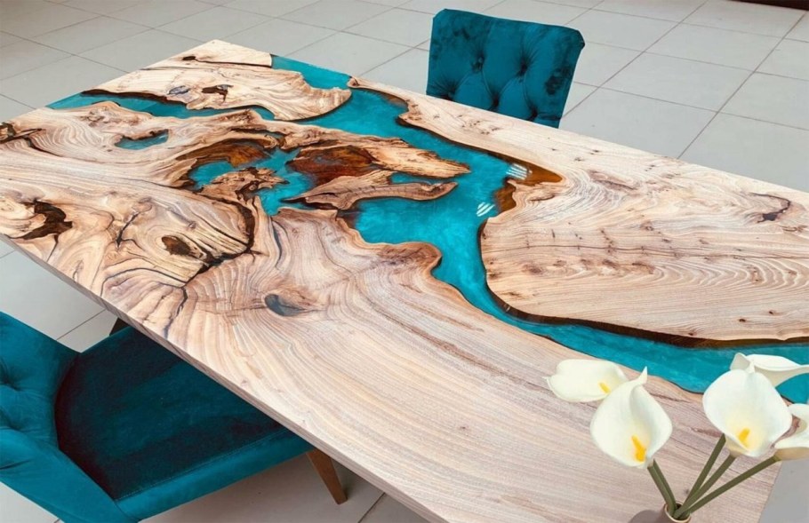 Стол из массива дерева с эпоксидной смолой