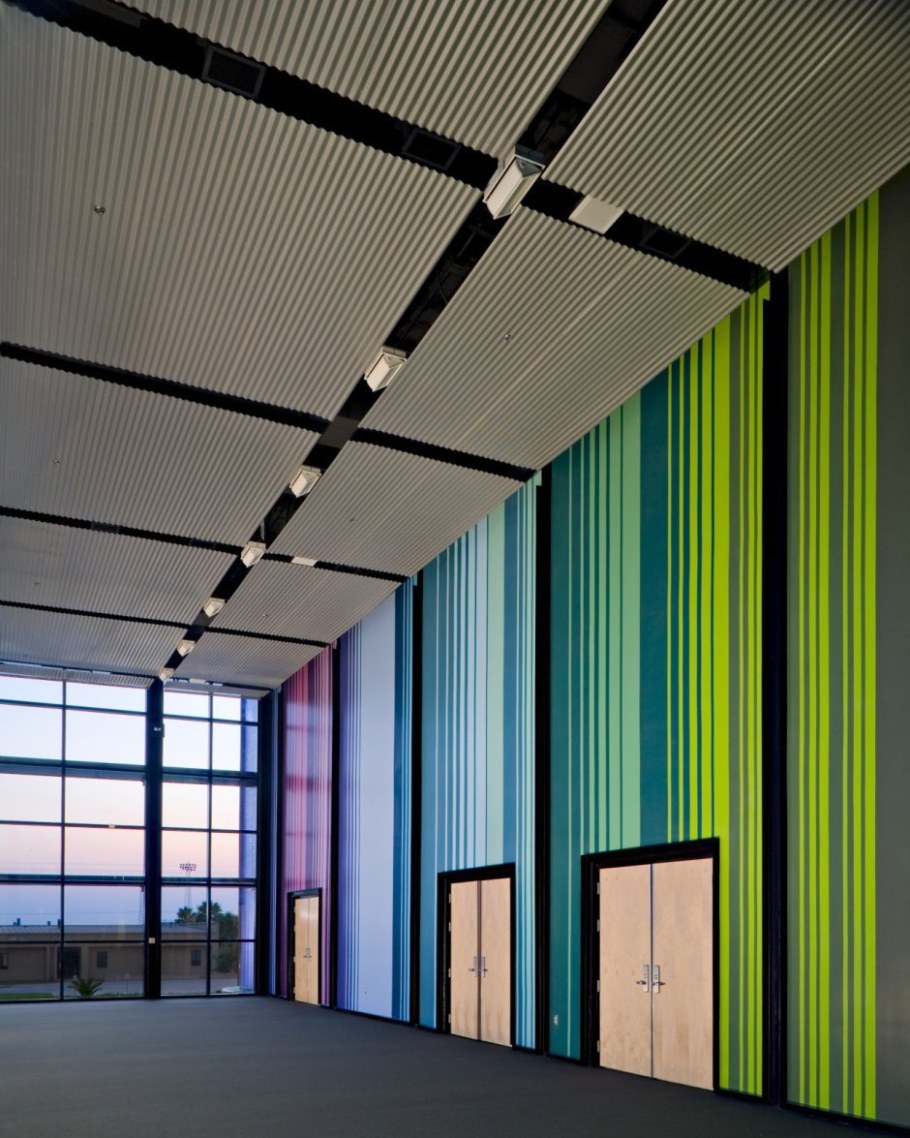 Профлист в интерьере офиса