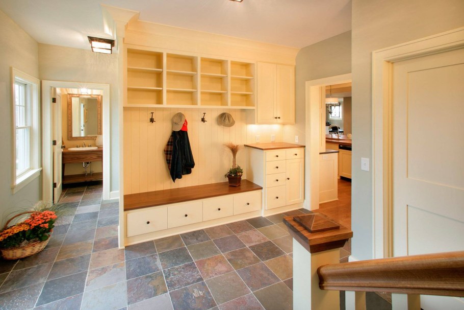 Уютная прихожая в частном доме