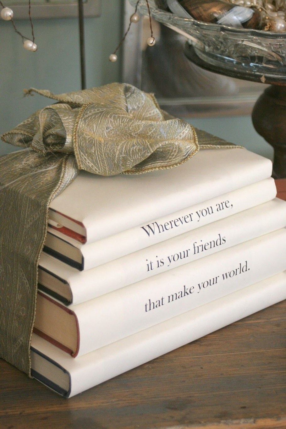 Декор из старых книг