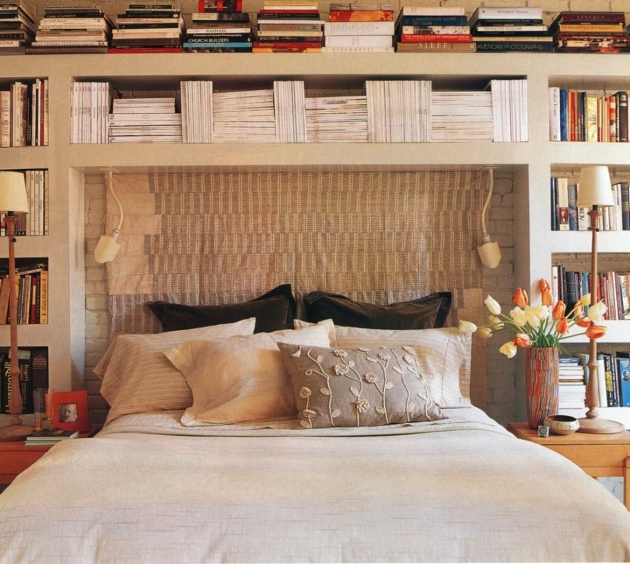 Полки над изголовьем кровати