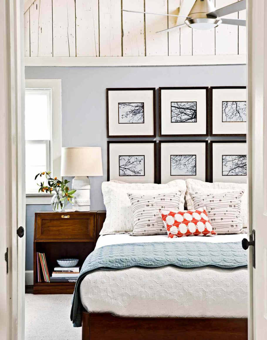 Рамки над кроватью в спальне