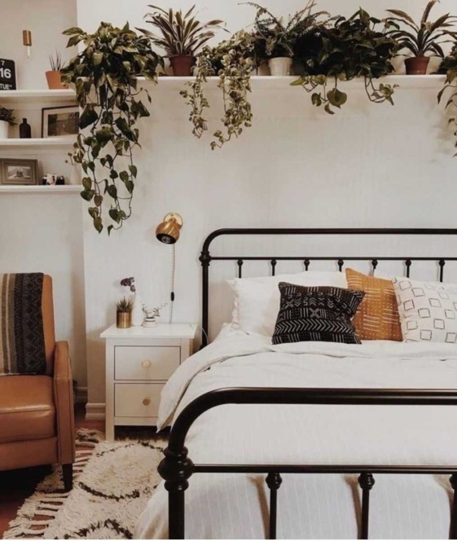 Полочки над кроватью