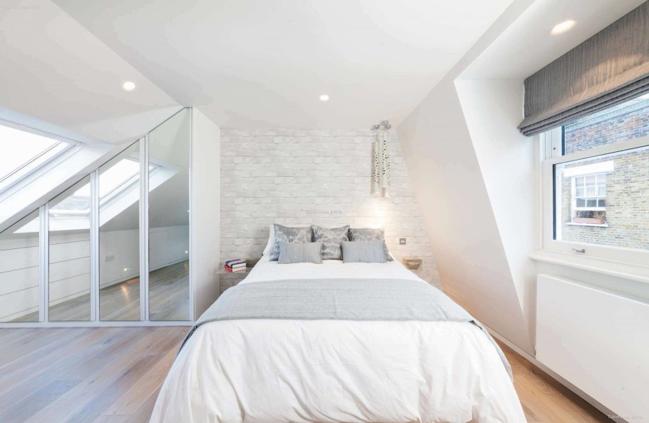 Спальня со скошенным потолком