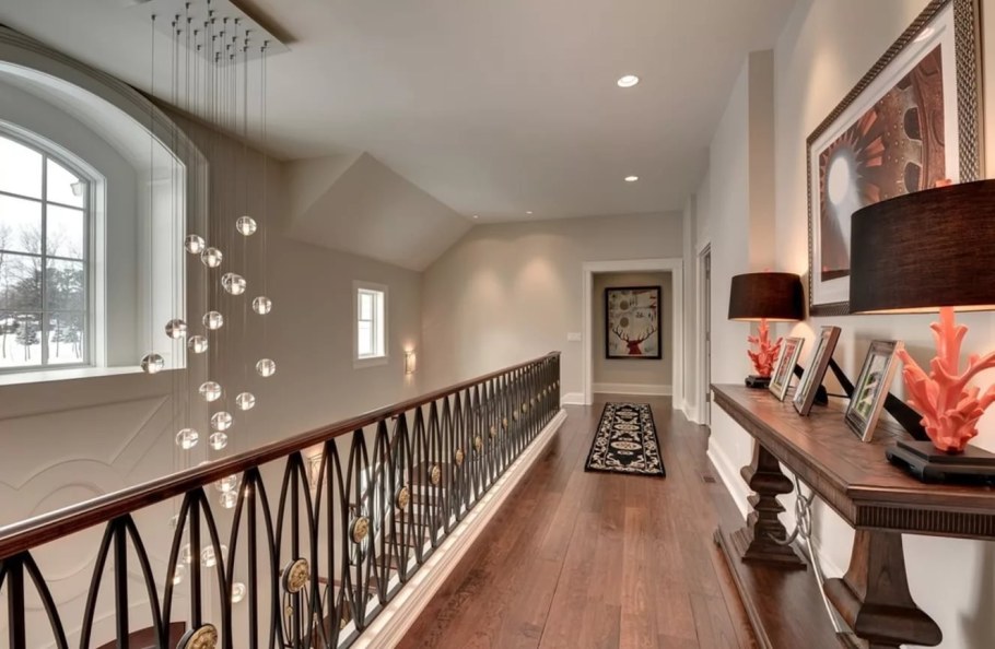 Люстра на лестничный пролет в частном доме