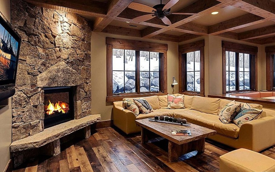 Гостиная с камином в доме