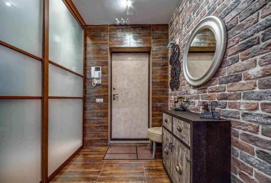 Прихожая отделанная камнем декоративным