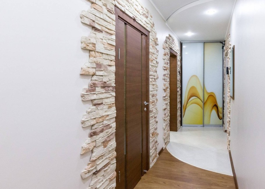 Прихожая отделанная камнем декоративным