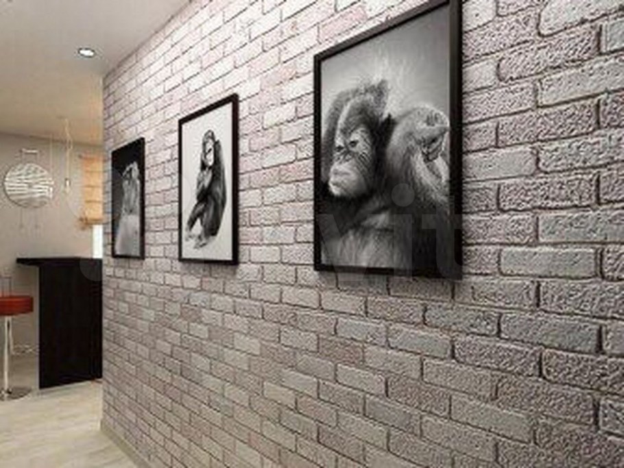 Серый кирпич в коридоре