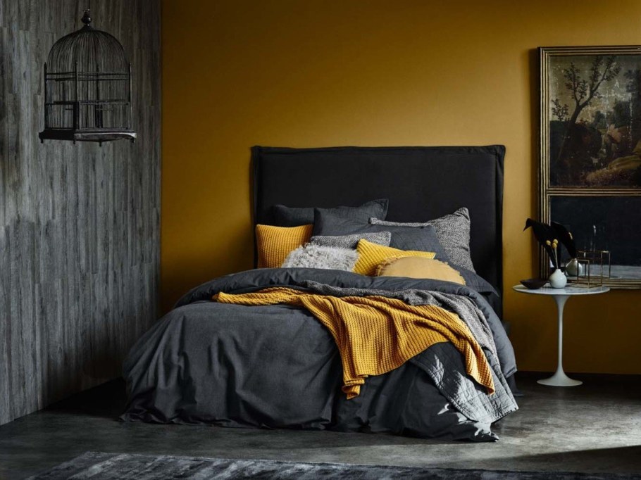 Комната в горчичном цвете