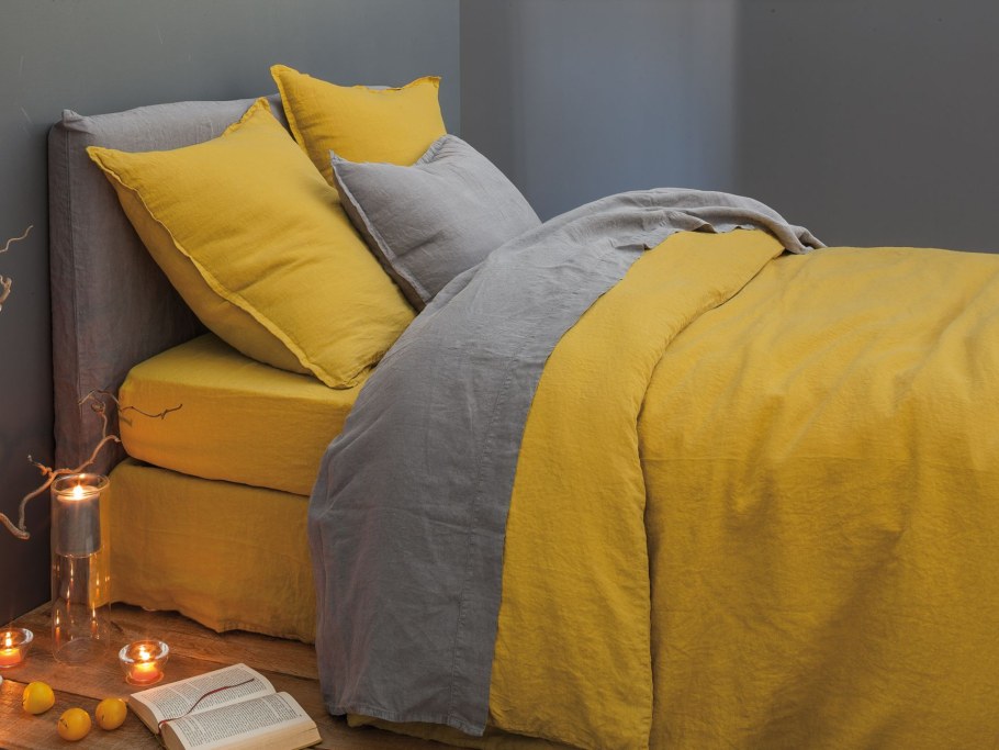 Кровать горчичного цвета