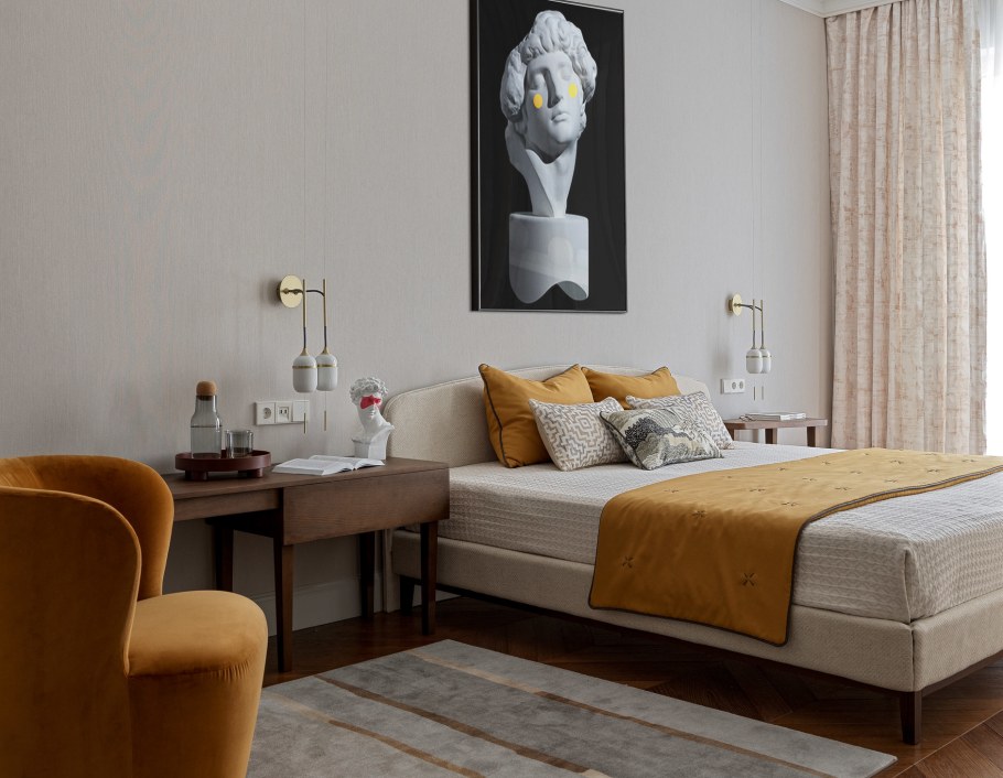 Кровать горчичного цвета