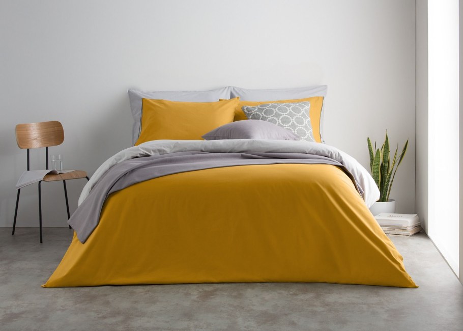 Желтая кровать в интерьере