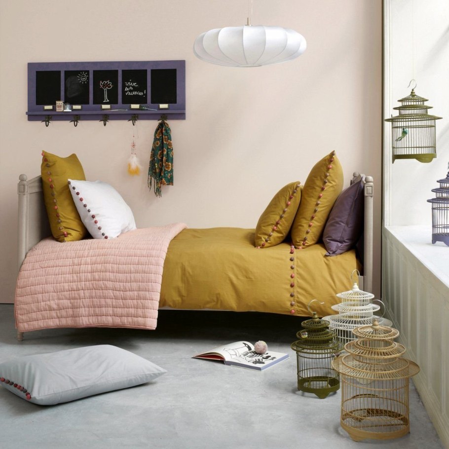 Горчичный цвет стен