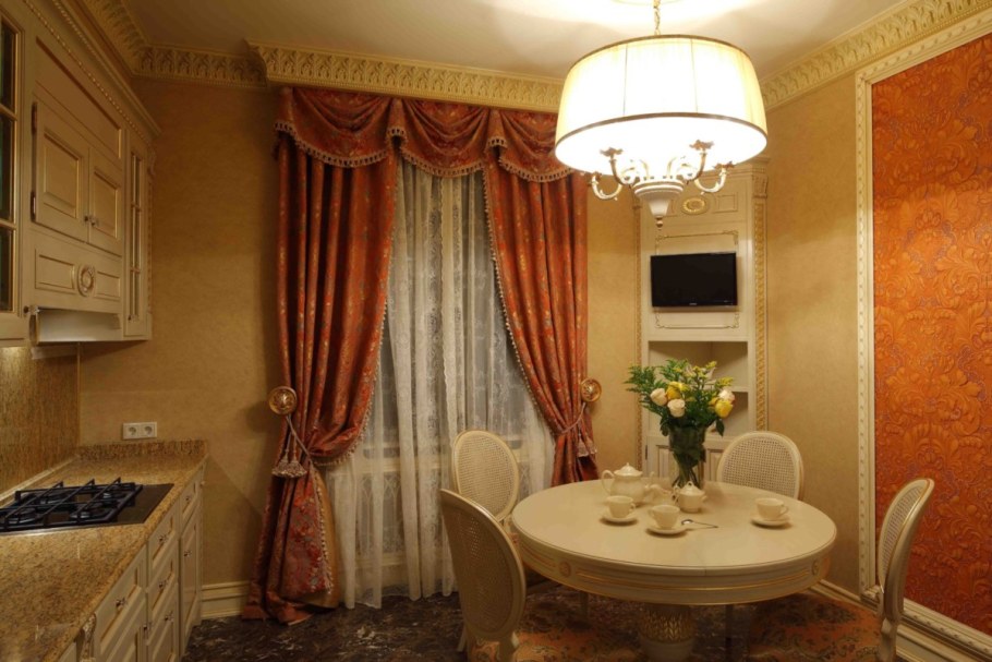 Шторы в классическом стиле для кухни-столовой