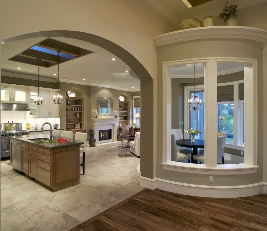 Гостиная совмещенная с кухней с аркой