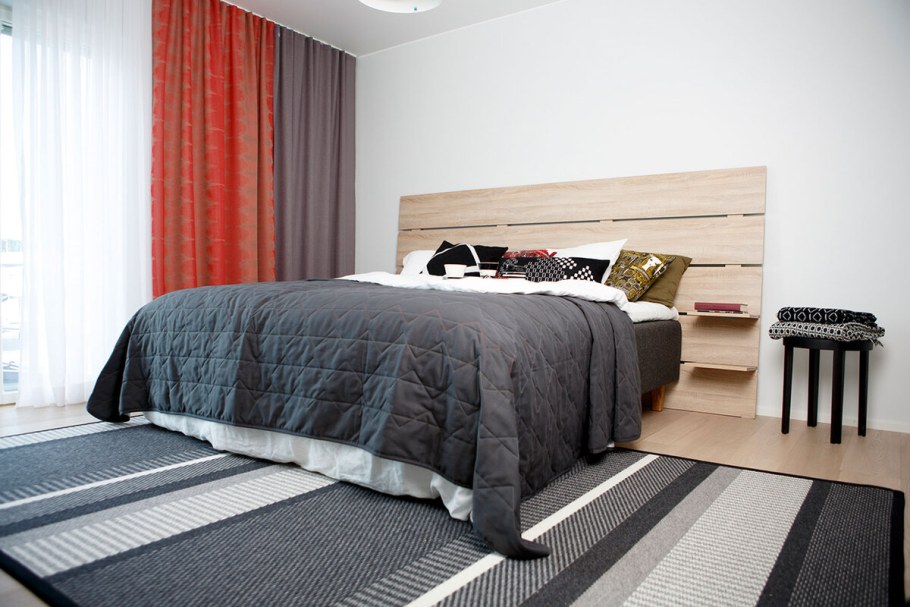 Ковер под кроватью в спальне