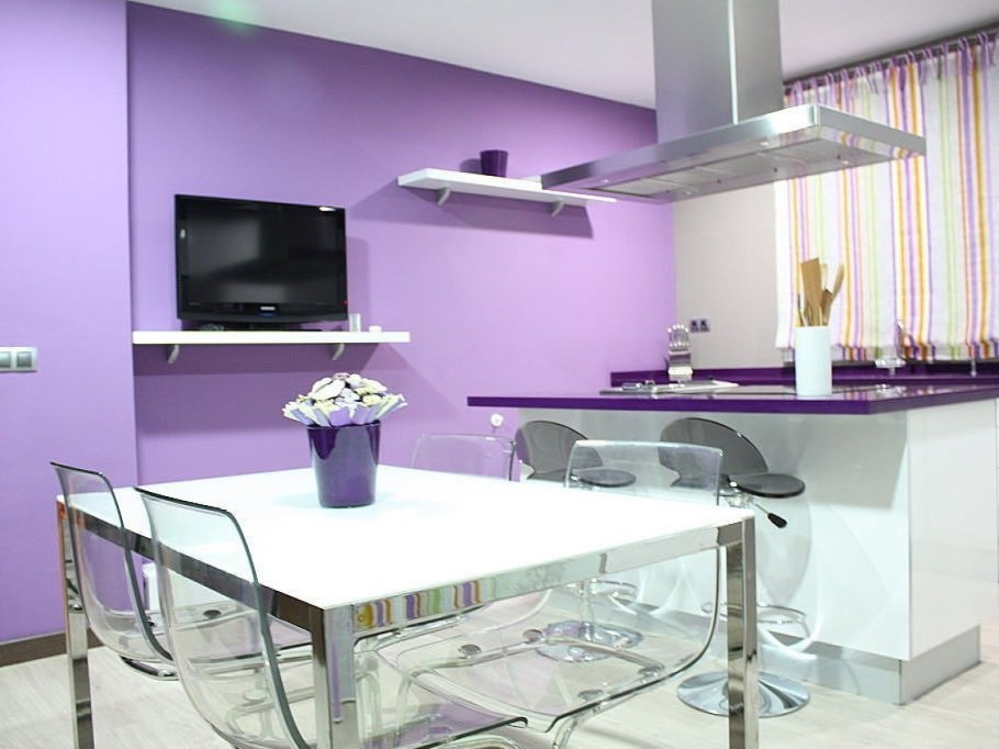 Сиреневые стены на кухне