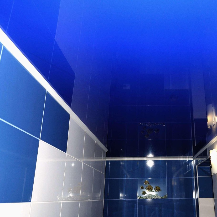 Голубой глянцевый потолок