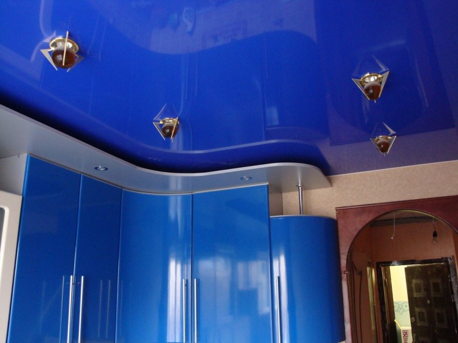 Синий натяжной потолок