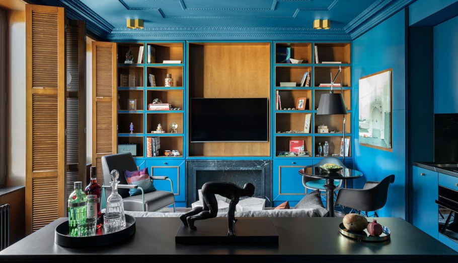 Темно синий потолок в интерьере