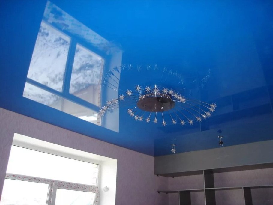 Глянцевый голубой натяжной потолок