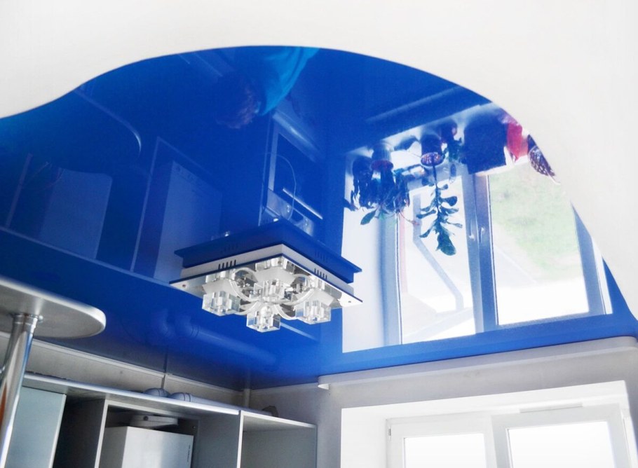 Глянцевый голубой натяжной потолок