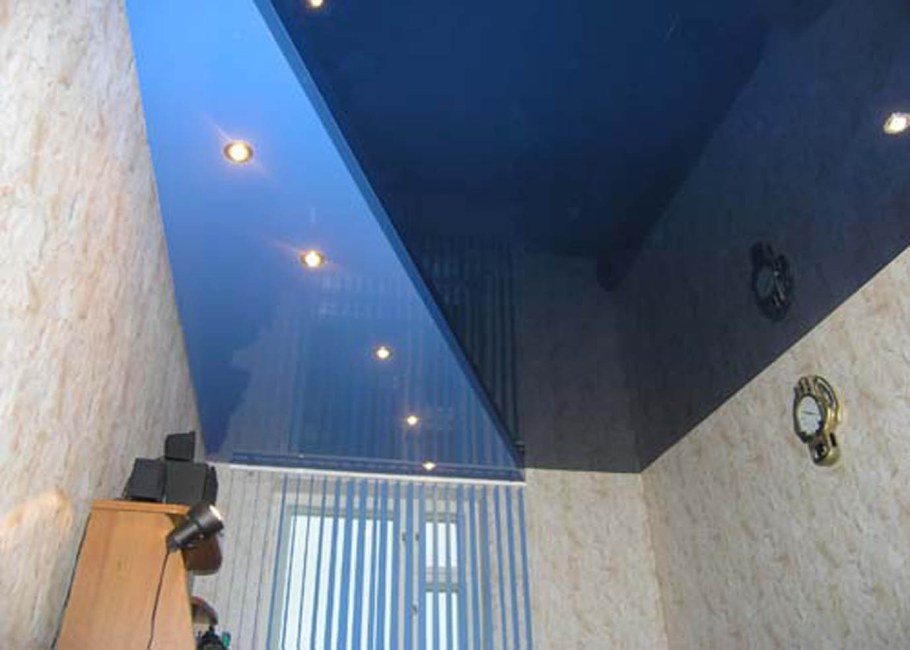 Синий глянцевый натяжной потолок