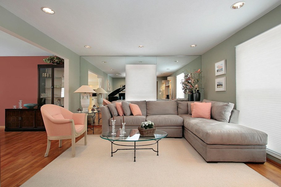 Гостиная с диваном и креслами