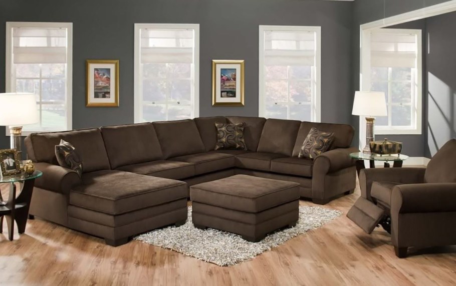 Коричневый диван в гостиной