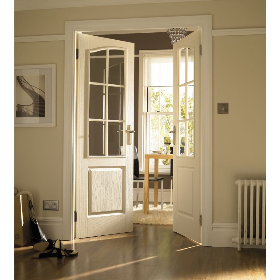 Распашные двери в гостиную