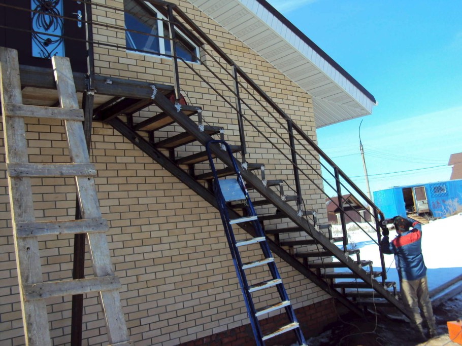 Наружные лестницы из металла