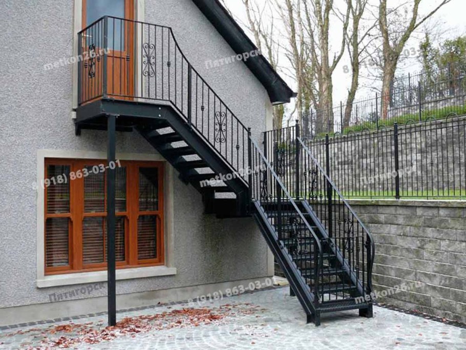 Наружная лестница на второй этаж