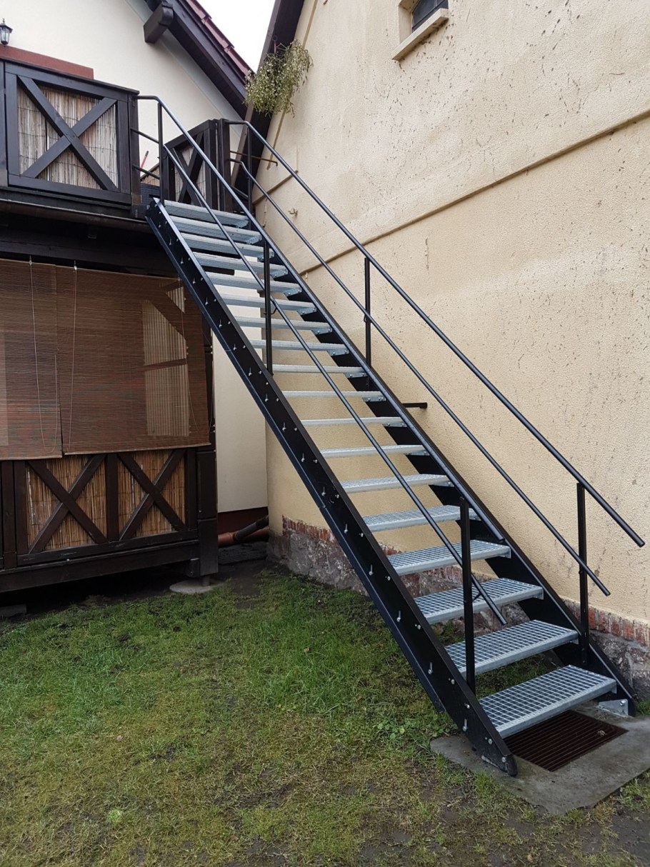 Наружная металлическая лестница