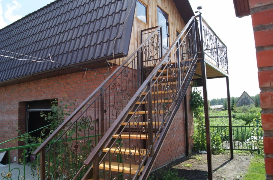 Уличная лестница на балкон