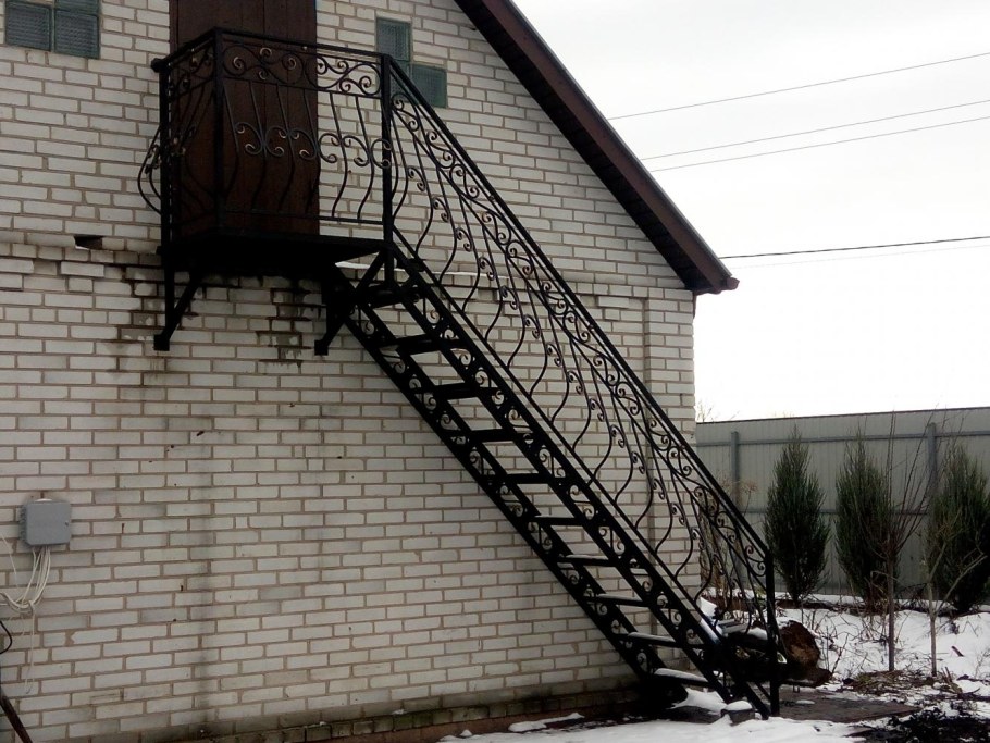 Лестница наружная металлическая на второй этаж