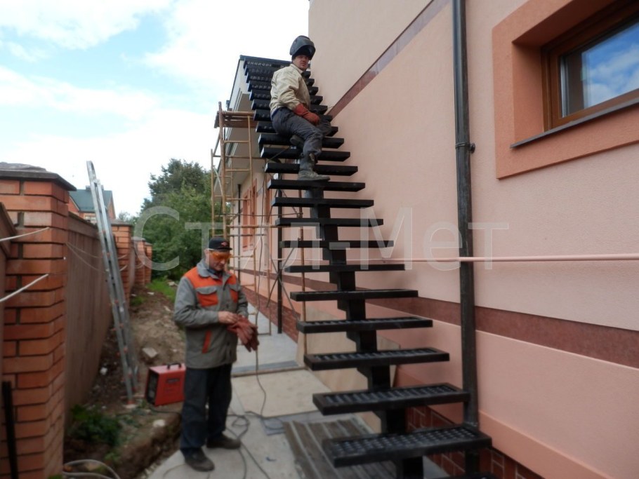 Наружная лестница на второй этаж