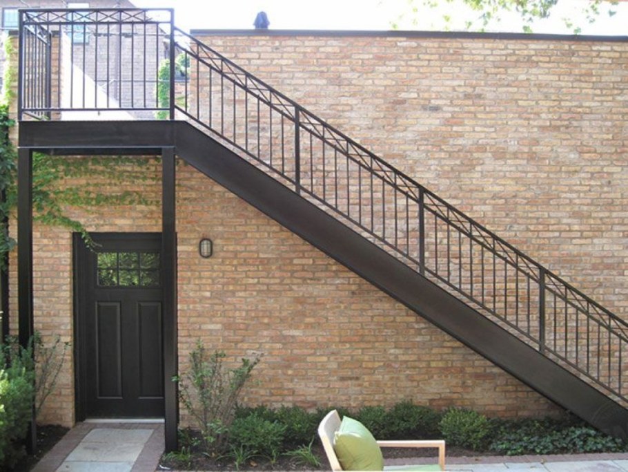 Наружная металлическая лестница