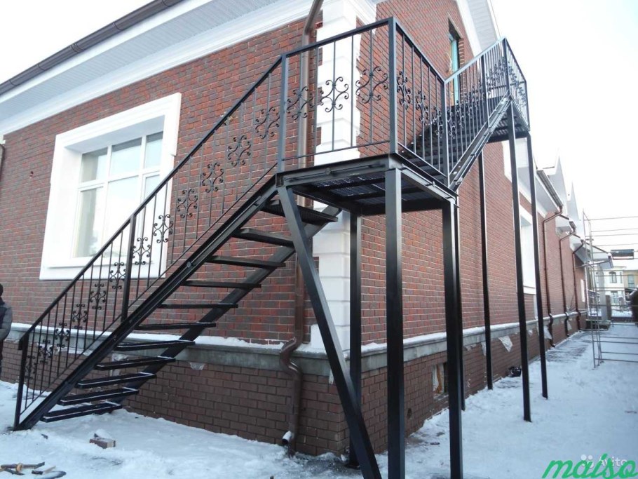 Наружная лестница на второй этаж