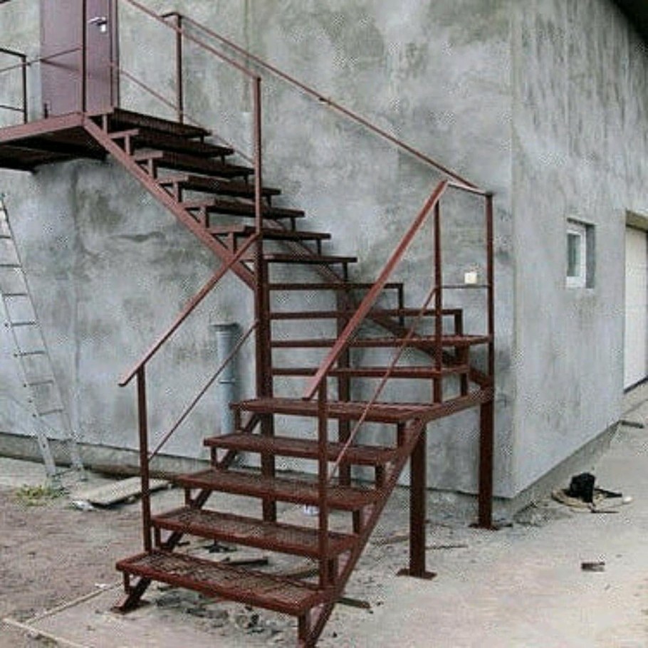 Наружная лестница на второй этаж