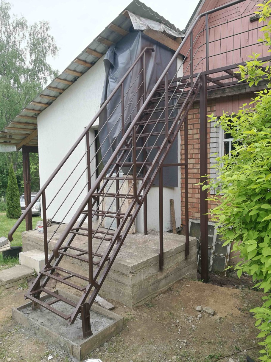 Лестница на чердак наружная металлическая