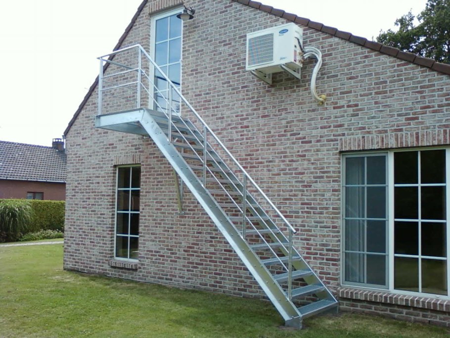 Наружная лестница на второй этаж