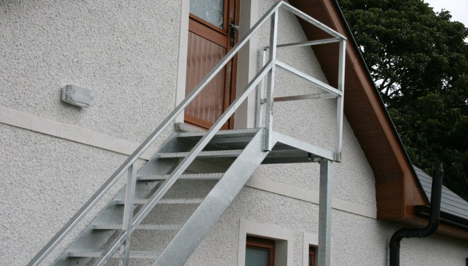 Наружная металлическая лестница