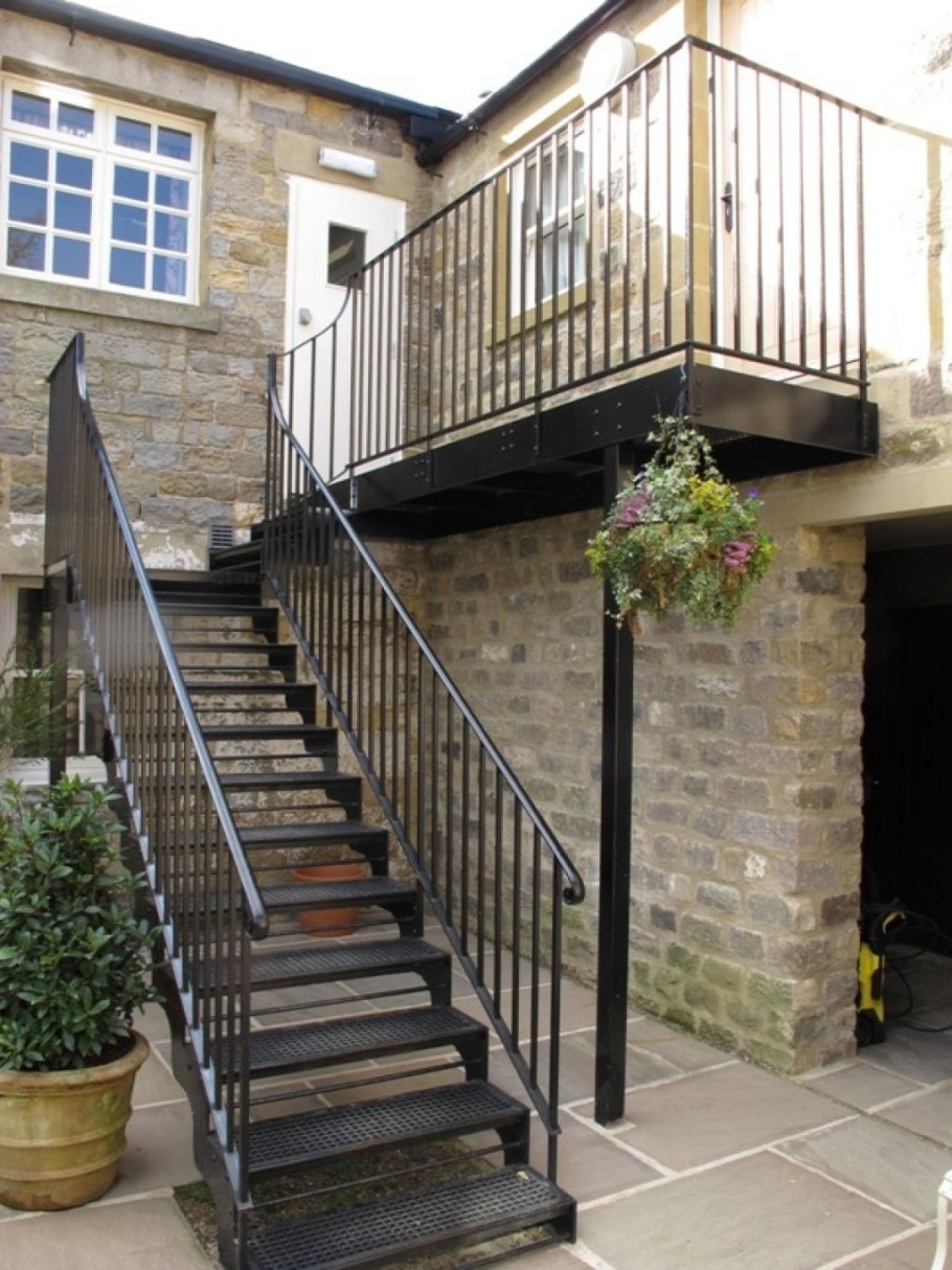 Лестница металлическая уличная