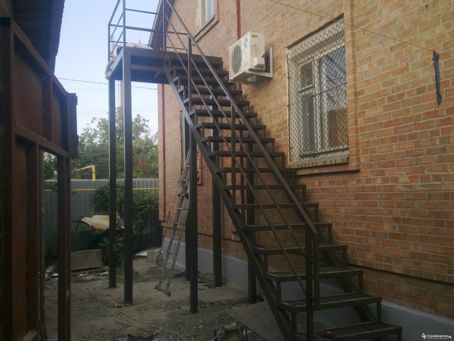 Наружная лестница на 2 этаж