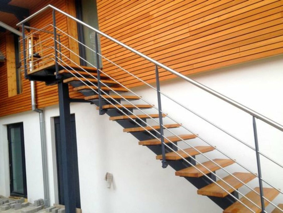 Наружная лестница на второй этаж из металла