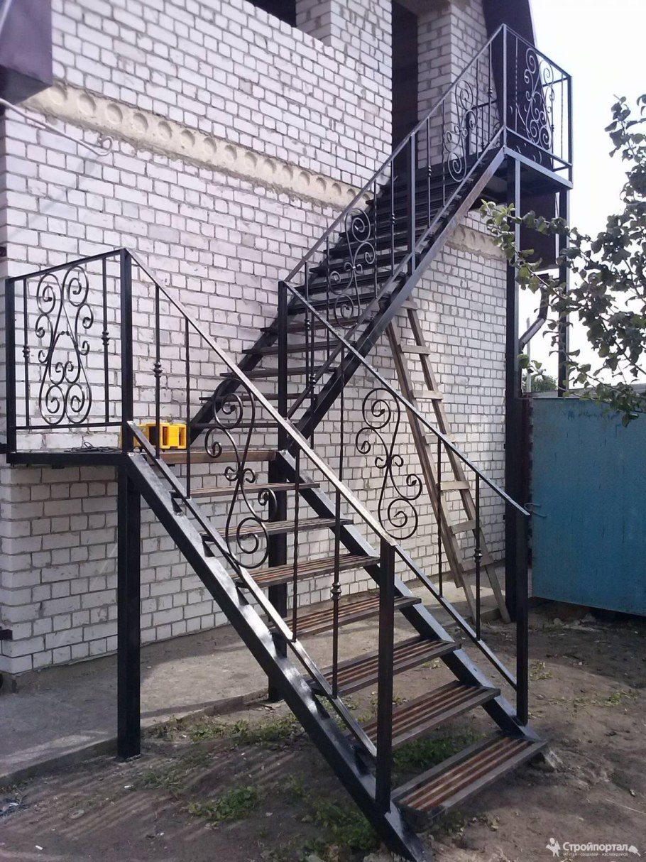 Лестница наружная металлическая на второй этаж