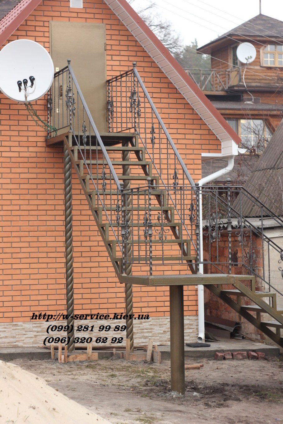 Лестница наружная металлическая на второй этаж